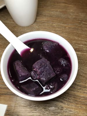Purple sweet potato dessert soup at Ahimsa Buffet 無肉食 - Mong Kok in Kowloon