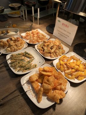 Deep fried goods at Ahimsa Buffet 無肉食 - Mong Kok in Kowloon