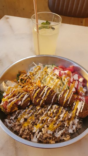 Bowl de falafel at Falafeleria - Sta Barbara in Madrid