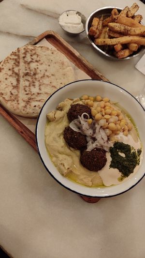 solo viene un pan de pita, otro más cuesta 1'50€ at Falafeleria - Sta Barbara in Madrid