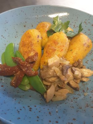 Hausgemachte Kartoffelgnocci an Trockentomen, Kaiserschoten und Pilzragout at Naturlandhaus Krone in Maierhoefen