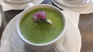 Wildkräuter-Spinatcremesupperl mit Klee- und Gänseblümchen at Naturlandhaus Krone in Maierhoefen