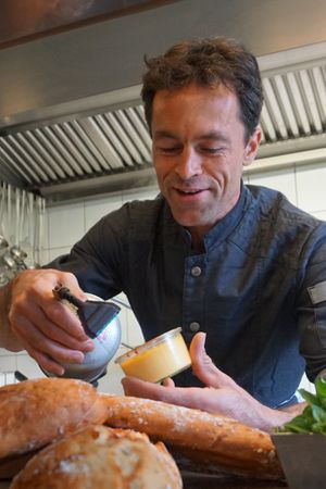 Chef Frank flambiert das vegane Sußkartoffel Creme bruleé Dessert ...vegenes hausgem. Kräuter-Dinkelbrot at Naturlandhaus Krone in Maierhoefen