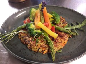 Kartoffel-Gemüserösti mit Thaispargel und Schmelzvegg at Naturlandhaus Krone in Maierhoefen