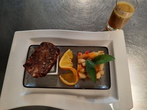 Veganes Frühstück mit Fruchtmüsli und Apfelbrot at Naturlandhaus Krone in Maierhoefen