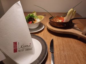 die heimischen Dinkel Kässpatzn mit Salat vegan! at Naturlandhaus Krone in Maierhoefen