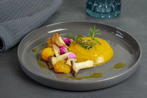 pumpkin-currypurree with mushrooms, herbs and flowers at Naturlandhaus Krone in Maierhoefen