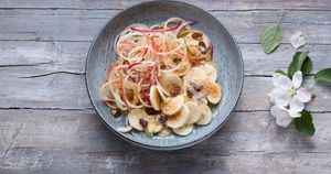veggiebowl with onions and herbs and pesto at Naturlandhaus Krone in Maierhoefen