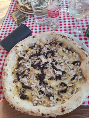 Pizza funghi at Pizzeria Fuoriseria in Izola