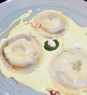 Ravioli di spinaci, ricotta.e limone in salsa allo zafferano at Gioia Caffetteria Gastronomia Vegana in Sassari