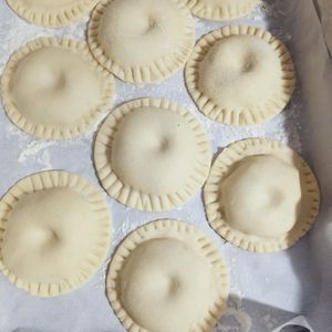 Licaritos in preparazione con ripieno di ricotta, cioccolato e scorza di arancia at Gioia Caffetteria Gastronomia Vegana in Sassari