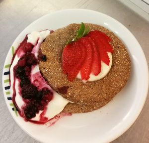 Biscotto di grano saraceno integrale con crema al limone, frutti di bosco e fragole at Gioia Caffetteria Gastronomia Vegana in Sassari