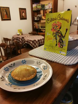 Seadas, dolce tipico sardo, con formaggio autoprodotto at Gioia Caffetteria Gastronomia Vegana in Sassari