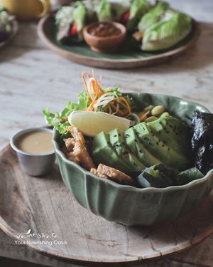 This is the our signature Asian Buddha Bowl. We combine it with one of Indonesia's signature superfoods, ✨ tempeh ✨

The balance and unique way to have a lunch. Give it a sho at Namaskara Coffee & Superfoods in Ubud