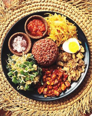 Experience the authentic flavors of Bali with Namaskara's exquisite Balinese Nasi Campur. 🤤🤤 at Namaskara Coffee & Superfoods in Ubud