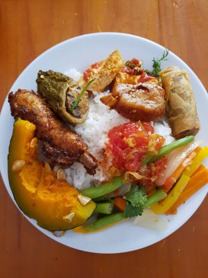 Reis and Buffet, a lot of Vegetables and Vegan Chicken at Au Lac in Da Lat