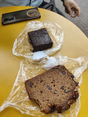 Banana bread and brownie at Mr Blou I Love You in Amsterdam