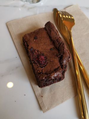 Raspberry brownie at Kale+Coco in Dublin