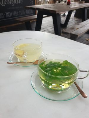 Fresh teas at Healthful in Rotterdam