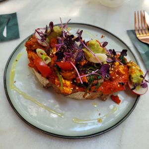 Juni 2023 "roerei" van tofu at Healthful in Rotterdam