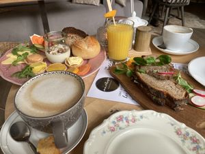 Links das vegane Frühstück „Der vegane Opi“ & rechts die leckeren Stullen   at OmaRosa in Dortmund