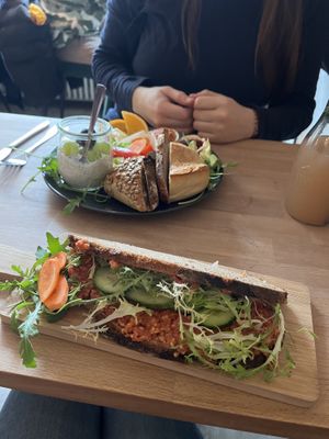 Veganes Frühstück und Stulle mit köstlichem veganem hausgemachten Mett!  at OmaRosa in Dortmund