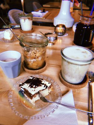 Alles vegan!! Apple Crumble mit Haselnusseis, Schneewittchen Torte (Alias Donauwelle) und Matcha Latte. at OmaRosa in Dortmund