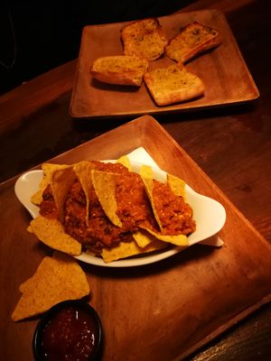 Nachos and Garlic bread at Robs Ranch House in Killarney