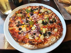 Vegan pizza with vegan cheese at Robs Ranch House in Killarney
