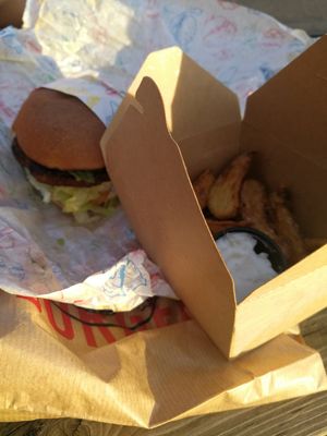 Burger mit Pommes at Illegal Burger in Oslo