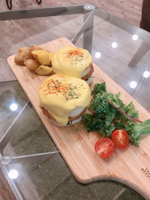 Eggs Benedict  at Swell Bowls in Tokyo