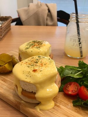 Vegan tofu Benedict  at Swell Bowls in Tokyo