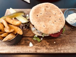 Vegan Quinoa Cauliflower Burger at Madam Jeanne in Lebbeke
