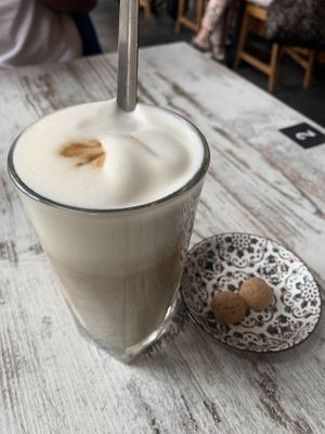 Voldoende keuze in plantaardige melk opties.  at Your Coffee in Hilversum