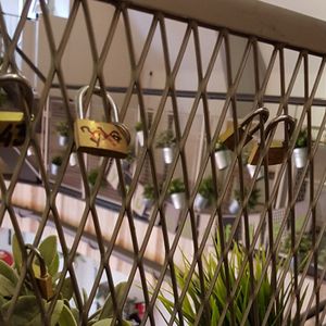 I wonder if you can add your own lock  at Your Coffee in Hilversum