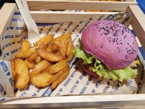 Il cherry bomb, il mio preferito in assoluto, con patate speziate immancabili! at Flower Burger in Bergamo