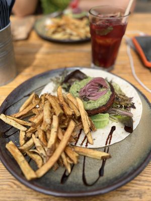 Hamburger no wrap acompanhado de deliciosas batatas fritas. Delicioso😄 at Raiz in Sintra