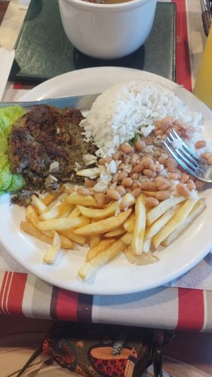 Hambúrguer de lentilha, arroz, feijão, salada e fritas at Cheiro Verde in Ilhabela