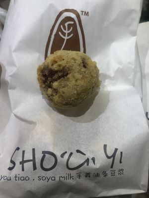 Sweet potato ball  at Shou Yi Fried Fritters  in Central Singapore