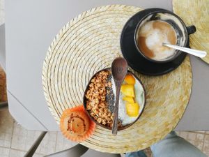 Brekkie bowl at Kirana Cafe in Peniche