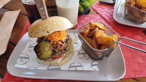 Hamburguesa Montañosa at Aroma Coffee Bar in Cahuita