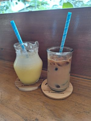Pineapple-smoothue with almond and iced coffee with oat milk at Aroma Coffee Bar in Cahuita