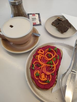 Tostada con humus de beterraga, chai latte y broken vegano at Cafe Triciclo in Santiago