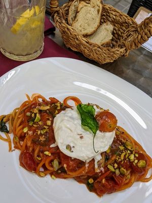 Espaguetis con burrata y pistachos at Paisano Café in Barcelona