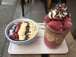Açaí bowl and strawberry & banana parfait at Trueberry - Nakameguro in Tokyo