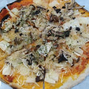 Vegan truffle mushroom pizza at Saute-san 素特-さん in Central Singapore