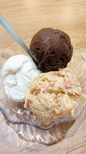 (clockwise from bottom) peanut butter, banana, and dark chocolate ice cream at Saute-san 素特-さん in Central Singapore