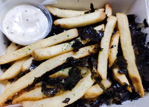 Vegan mayonnaise seaweed fries at Saute-san 素特-さん in Central Singapore
