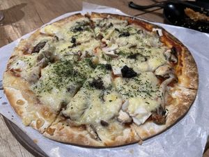 Mushroom pizza - superb #Veganuary at Saute-san 素特-さん in Central Singapore