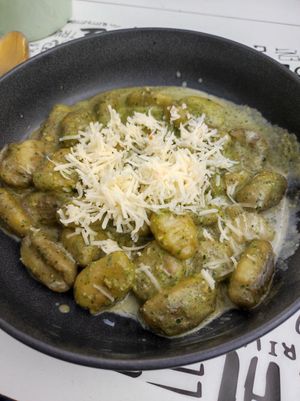 Gnocchi con pesto y salsa blanca at Lazy Vegan in Santiago